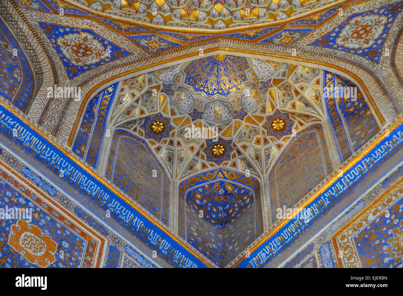 Wunderschöne Kunstwerke an Decke in Moschee in Samarkand, Usbekistan Stockfoto