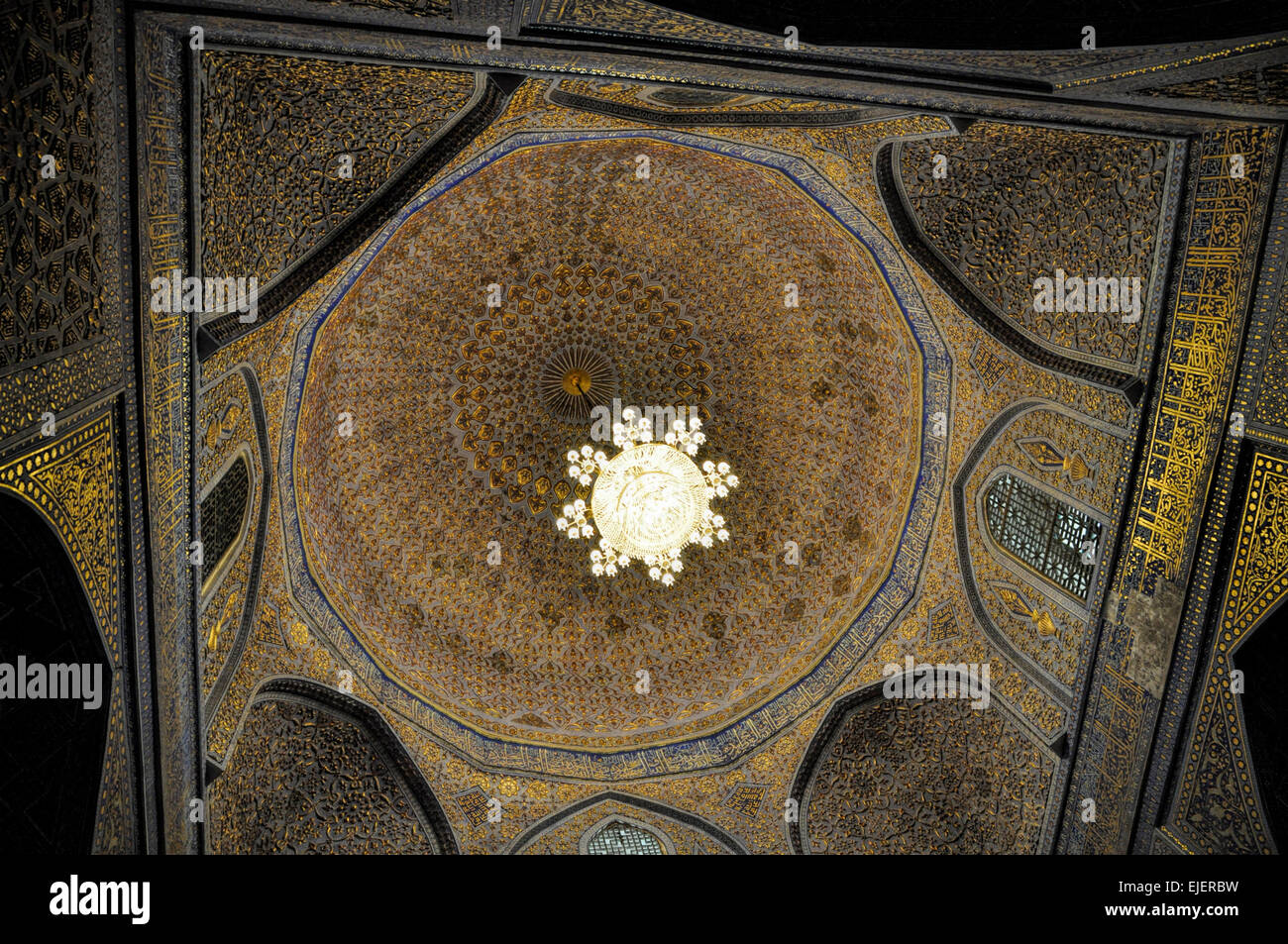 Wunderschöne Kunstwerke an Decke in Moschee in Samarkand, Usbekistan Stockfoto