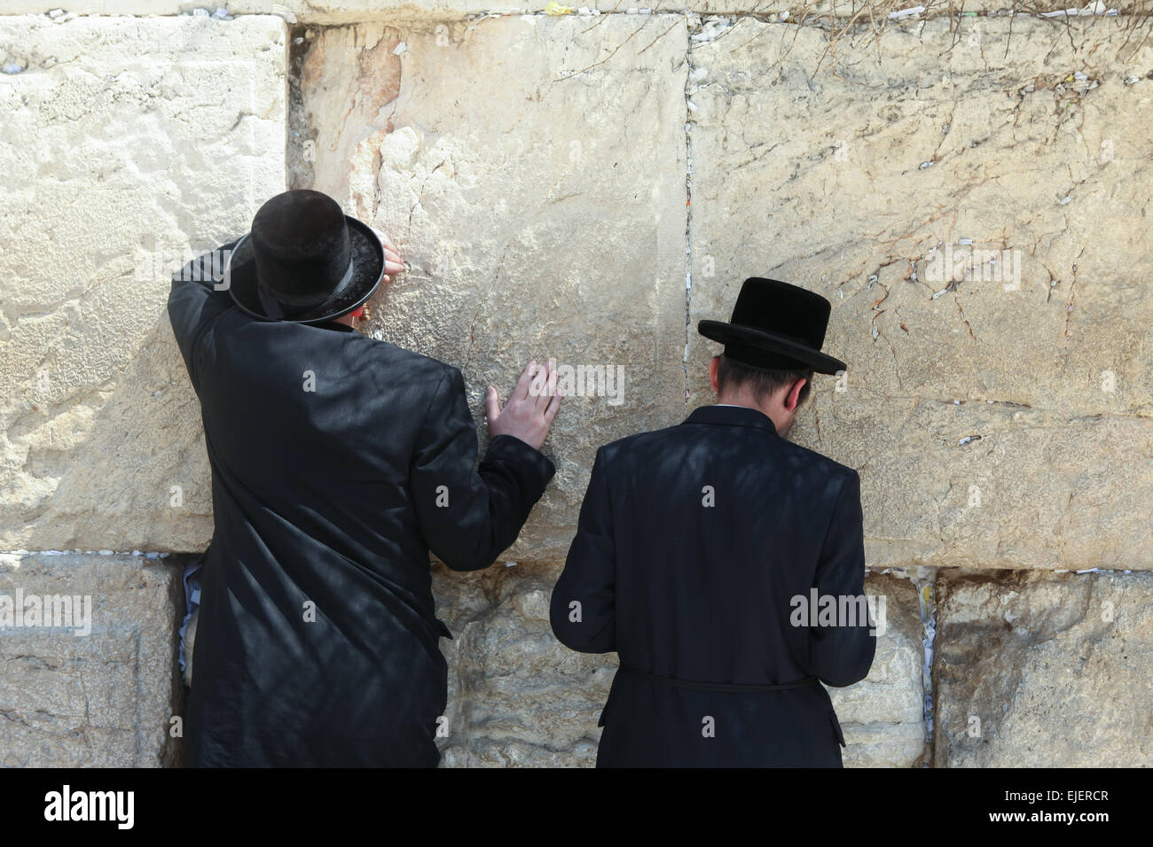 Orthodoxe jüdische Menschen beten an der westlichen Wand. Die Westwand ist eine freiliegende Abschnitt der alten Mauer befindet sich auf der westlichen fla Stockfoto