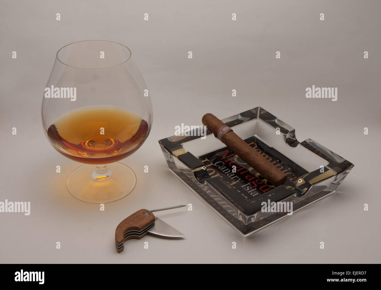 Stillleben Glas Brandy und kubanische Zigarren Stockfoto