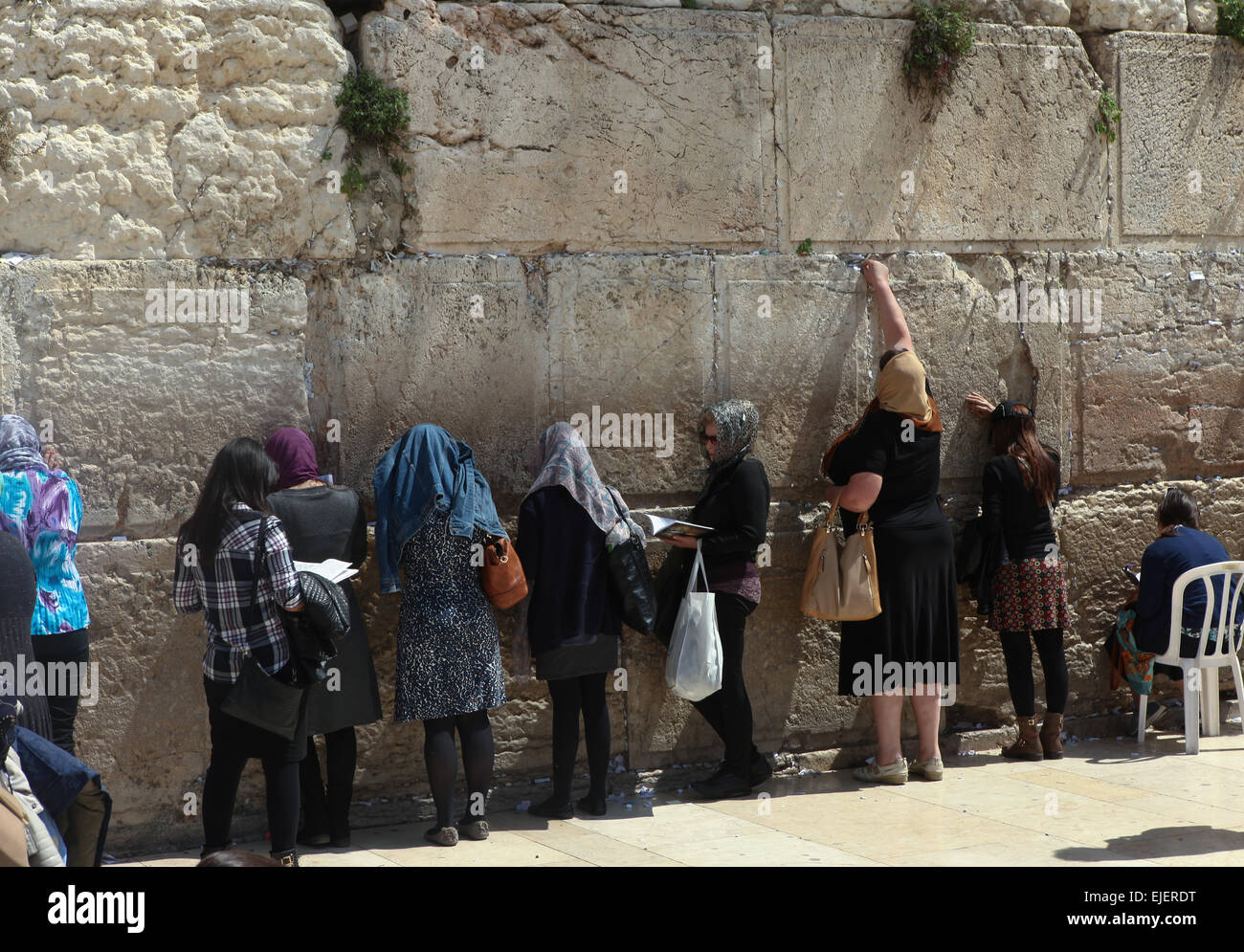 Orthodoxe jüdische Menschen beten an der westlichen Wand. Die Westwand ist eine freiliegende Abschnitt der alten Mauer befindet sich auf der westlichen fla Stockfoto