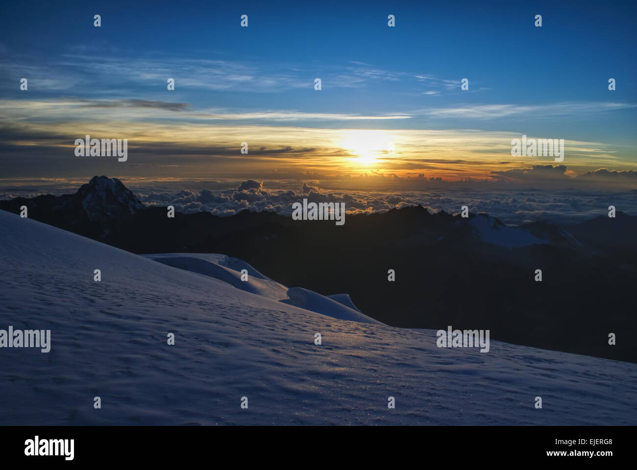 Malerischen Sonnenaufgang vom Berggipfel über Wolken im bolivianischen Anden Stockfoto