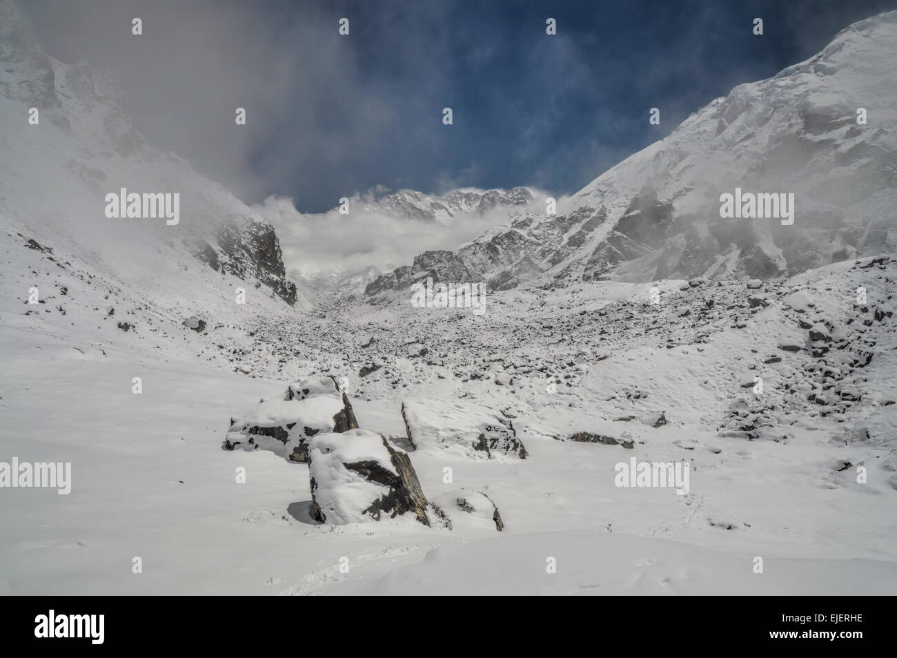 Schnell wechselnde Wetter im Himalaya-Gebirge in der Nähe von Kanchenjunga, der dritte höchste Berg der Welt Stockfoto