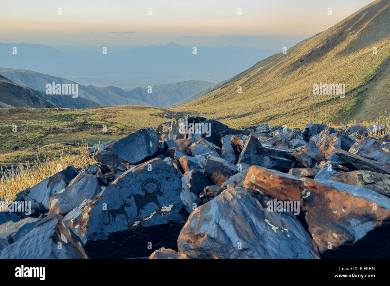 Alten Gesteinen mit Piktogrammen vor Saimaluu Tash Ort in Kirgisistan Stockfoto