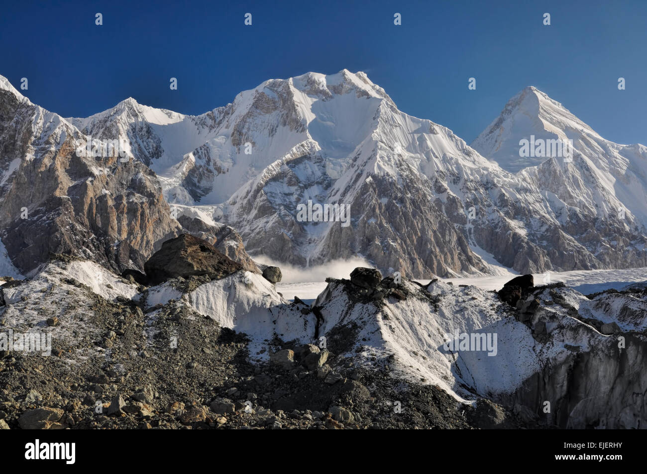 Malerische Aussicht des Engilchek-Gletschers im Tian Shan-Gebirge in Kirgisistan Stockfoto