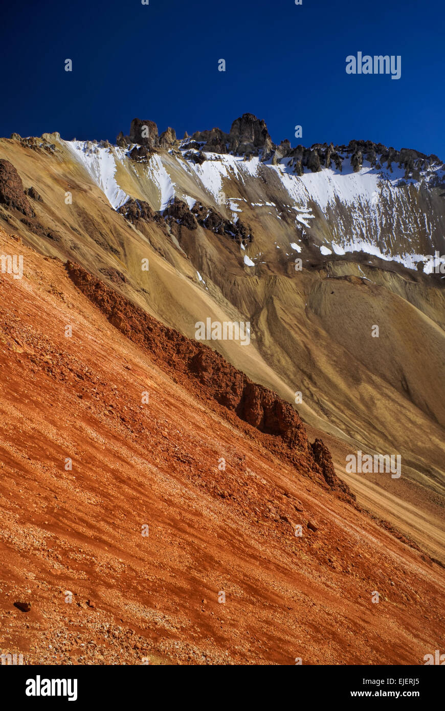 Malerische Aussicht von farbigen Berghängen in der Nähe von Salar de Uyuni in Bolivien Stockfoto