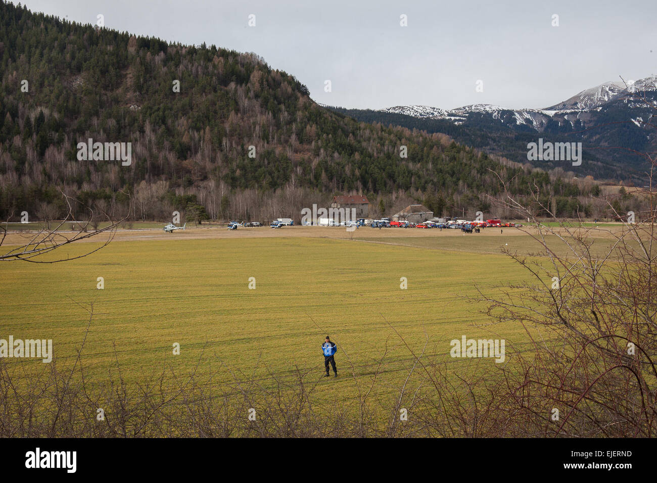 Seyne Les Alpes, Departement Alpes-de-Haute-Provence, Frankreich 25. März 2015. Ein französischen Gendarmen steht auf Patrouille im Feld wo Suche Hubschrauber abfliegen. Germanwings Flug Flug 4U 9525 stürzte gestern Morgen in den Alpen unweit von Seyne Les Alpes in Südfrankreich tötete alle 150 Menschen an Bord am 24. März. Foto: Alessandro Vecchi/Dpa/Alamy Live News Stockfoto