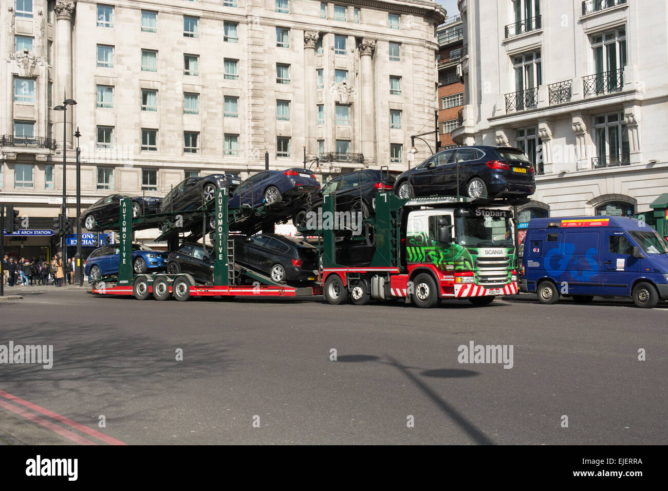 Ein Eddie Stobart-Pkw-Verkehr mit 8 BMW Autos beladen macht es Weg durch marble Arch in Park Lane, London Stockfoto