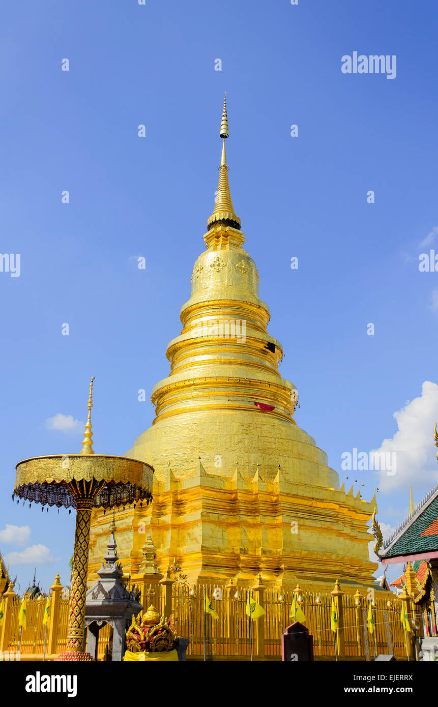 Die Goldene Pagode und blauen Himmel bei Wat Phra Tad Haripunchai, Thailand. Stockfoto