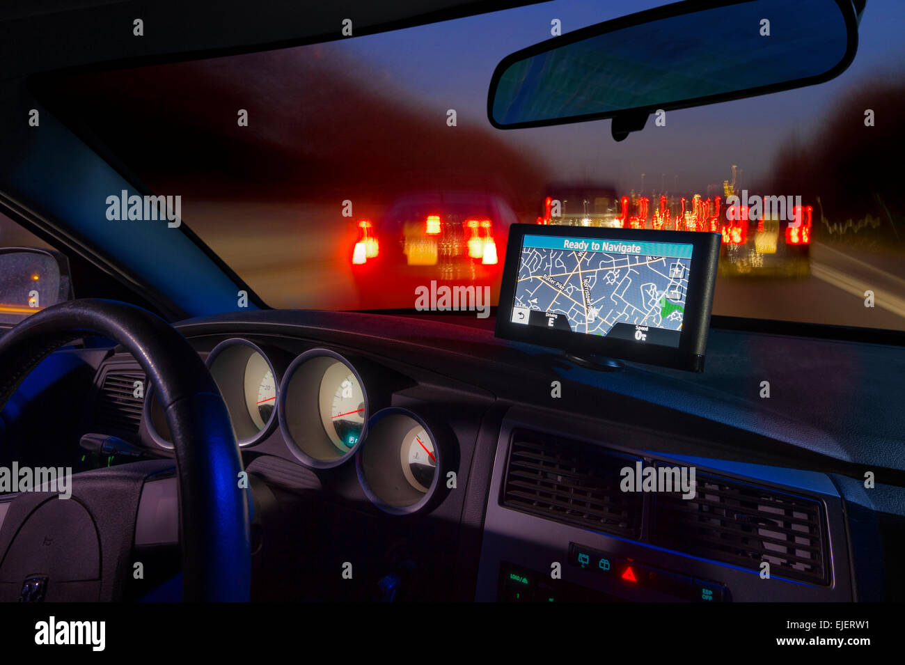 Innen Auto nachts auf der Autobahn mit GPS auf dem Dashboard Stockfoto