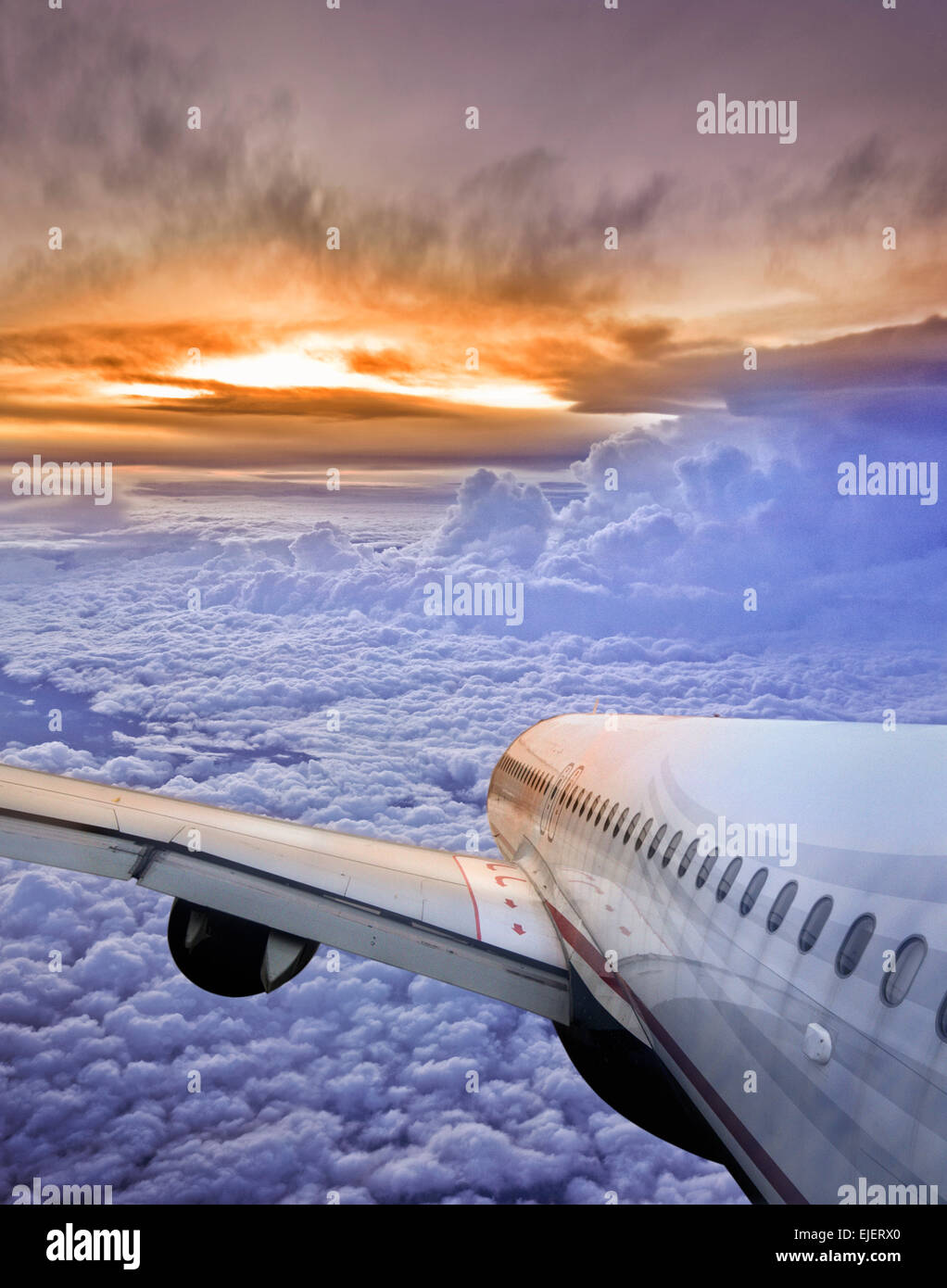 Erste kommerzielle Fluggesellschaft Jet Flugzeug fliegen über Wolken bei Sonnenaufgang Stockfoto