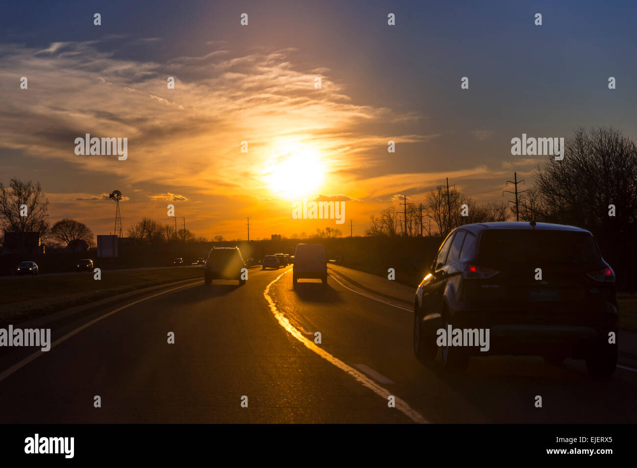 Autobahn-Verkehr bei Sonnenuntergang Stockfoto