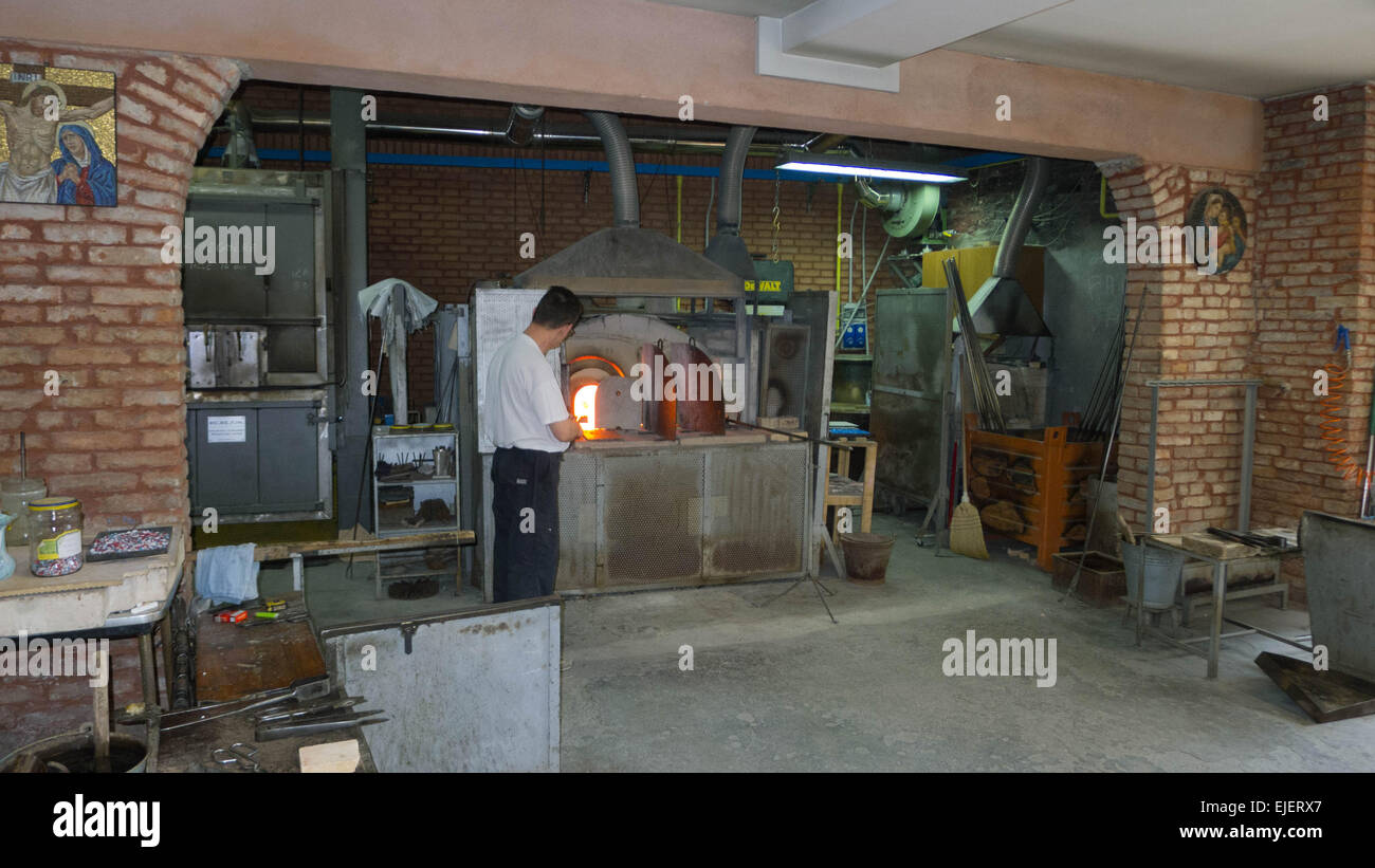 Ein Glasbläser auf der Insel Murano in Venedig mit traditionellen Methoden, um Glasskulpturen zu schaffen. Stockfoto