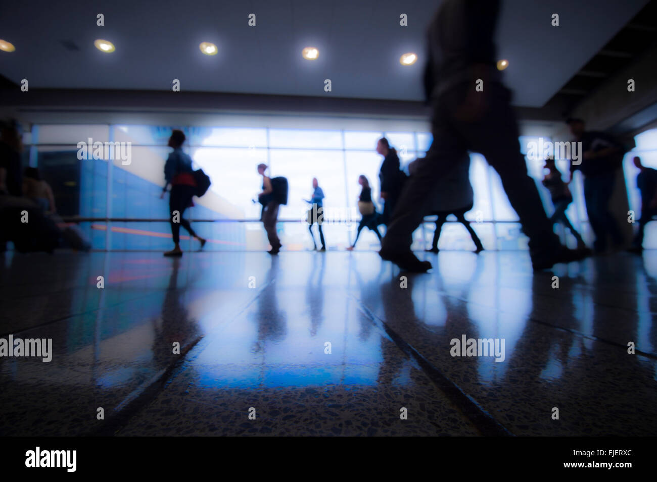 Geschäftigen Flughafen Halle Stockfoto