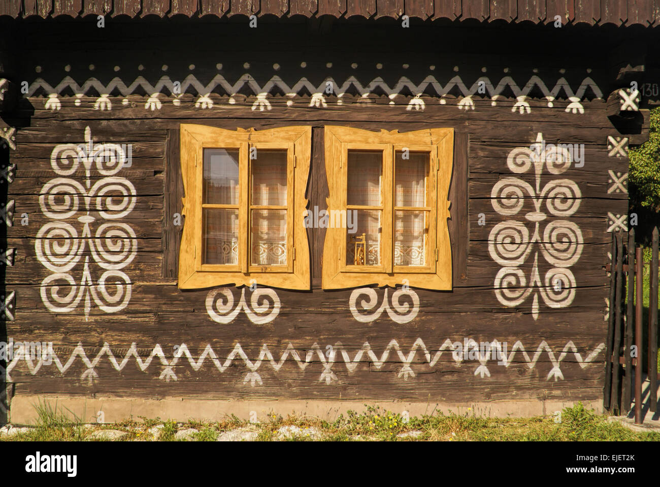Bemalte Fassade des traditionellen Holzhaus in der Slowakei im berühmten Dorf Cicmany Stockfoto