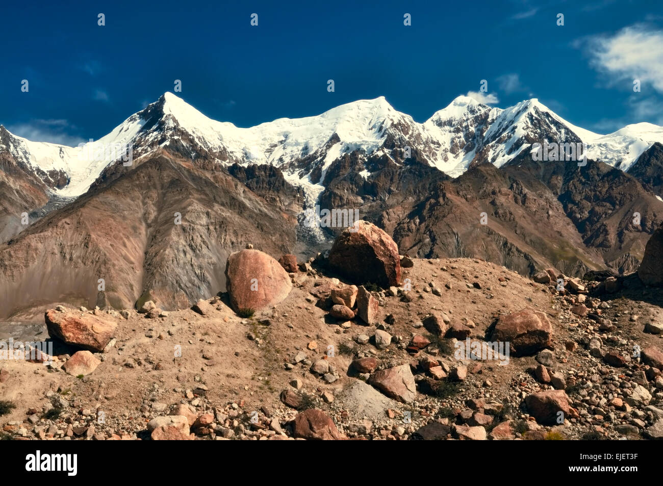 Malerische Aussicht auf Felsen am Rande des Engilchek-Gletschers mit malerischen Tian Shan-Gebirge in Kirgisistan Stockfoto