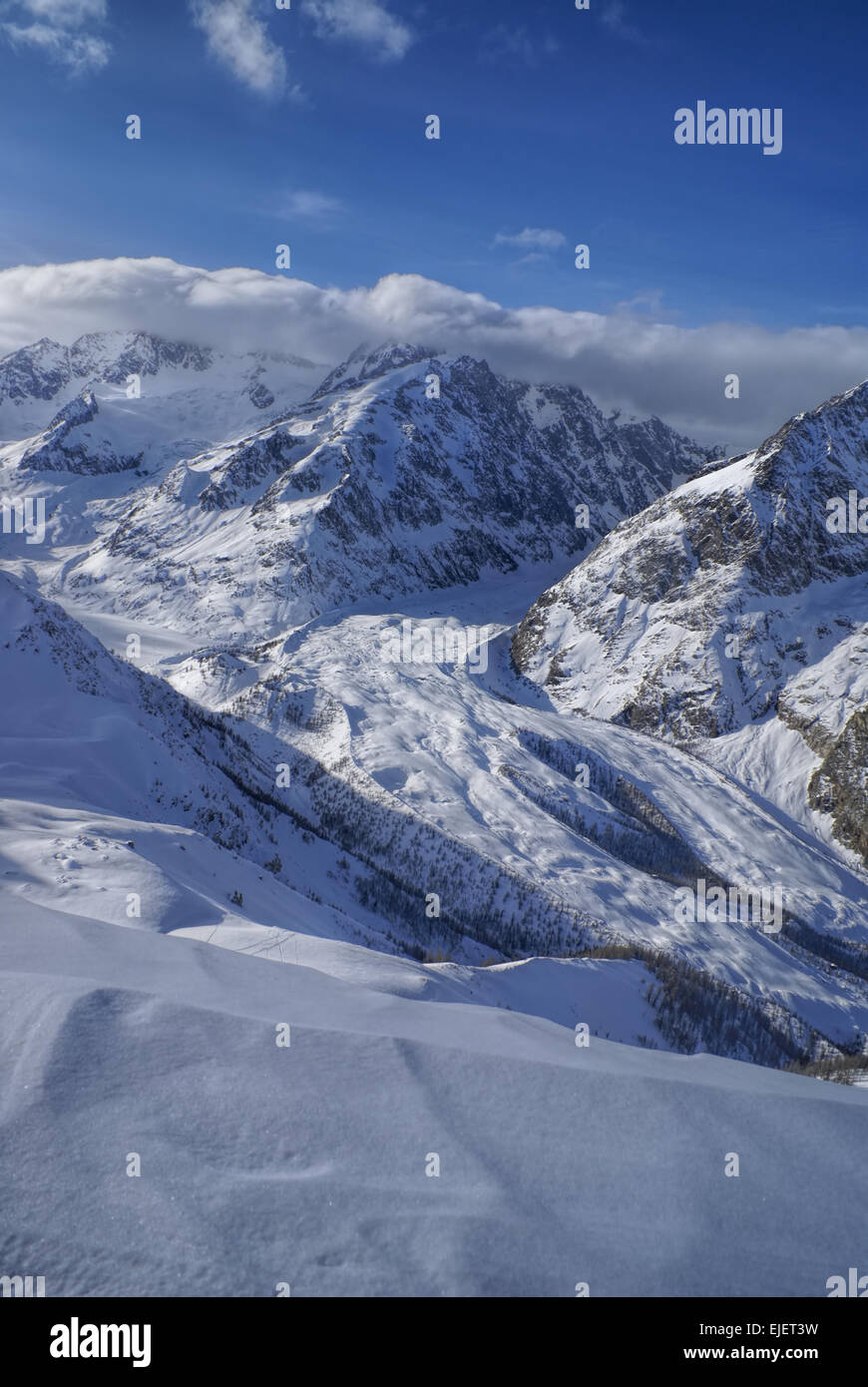 Panoramablick von zerlumpten Mt Blanc Felswand im winter Stockfoto