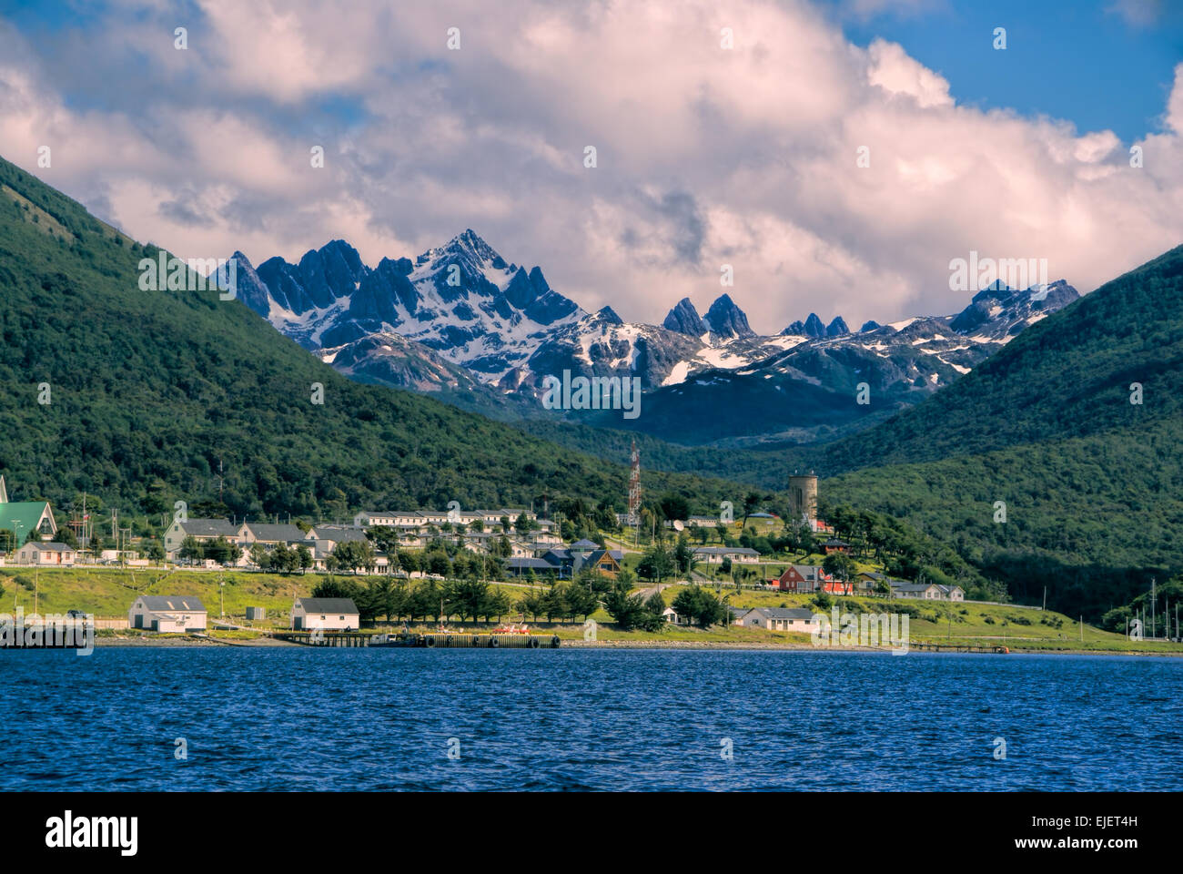 Malerische Aussicht der Küstenstadt auf der Insel Navarino im Süden Chiles Stockfoto