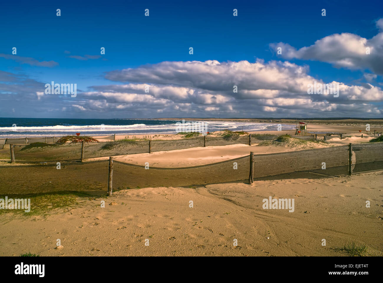 Malerische Aussicht auf Netze am Sandstrand in Cabo Polonio Stockfoto