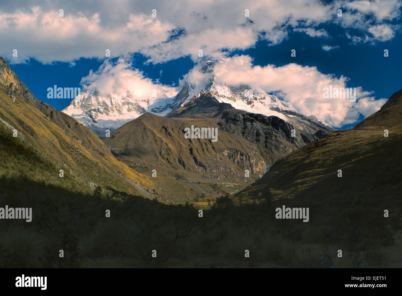 Majestätischen Berg Huascaran in Anden mit seinen zwei Gipfel in Wolken, der höchste Berg in Peru, Südamerika Stockfoto