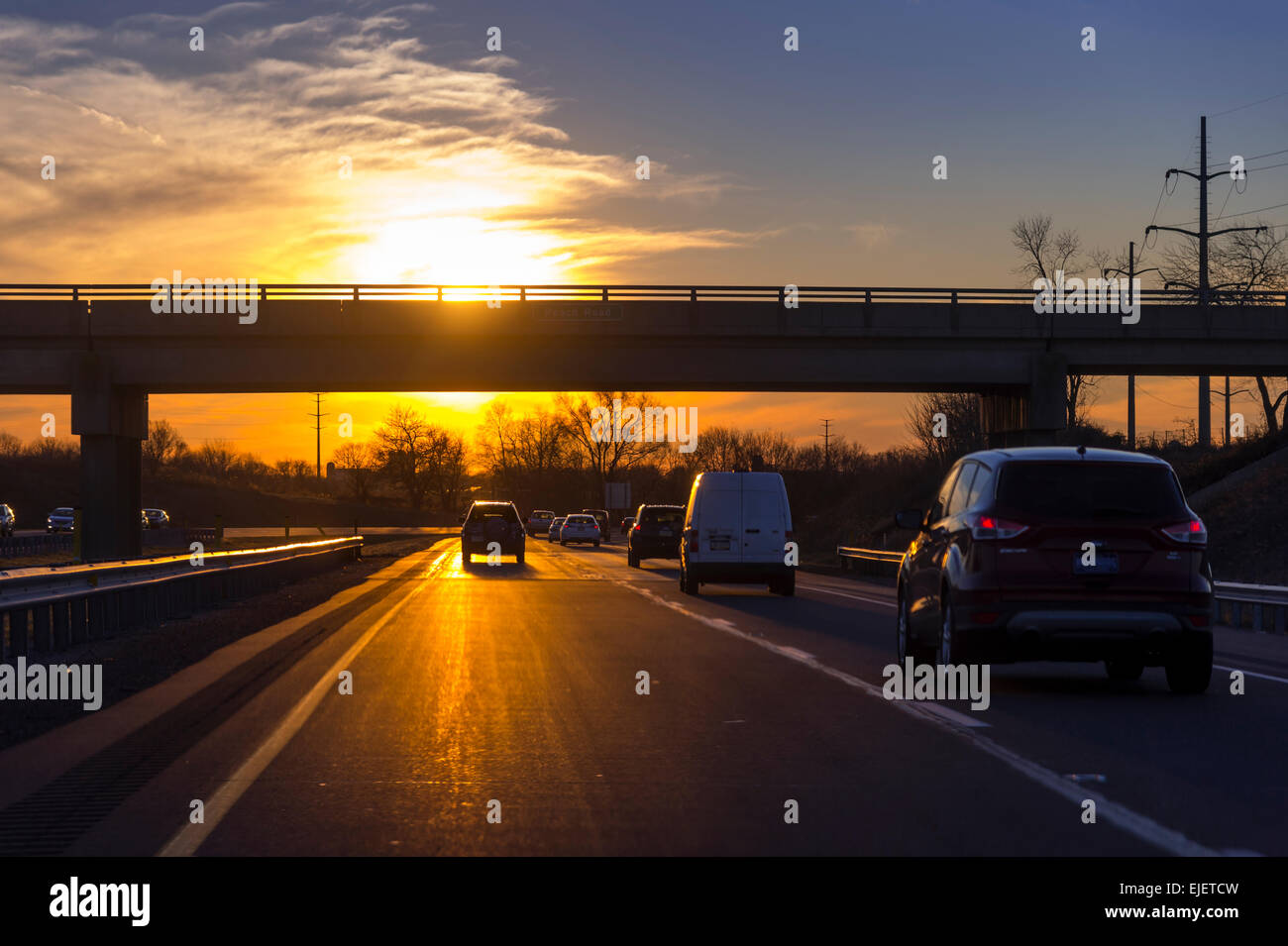 Autos mit Sonne auf der Autobahn während der Hauptverkehrszeit pendeln, Philadelphia, USA Stockfoto
