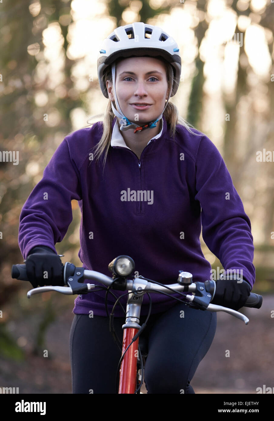 Frau Reiten Mountainbike durch Wälder Stockfoto
