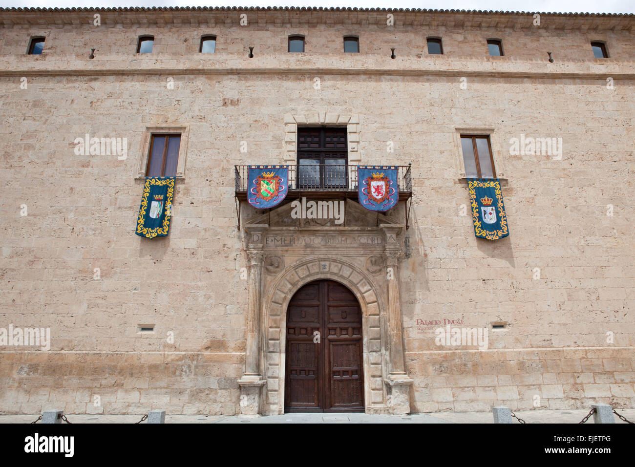 Teilansicht der Hauptfassade des herzoglichen Palastes Pastrana, Guadalajara, Spanien Stockfoto