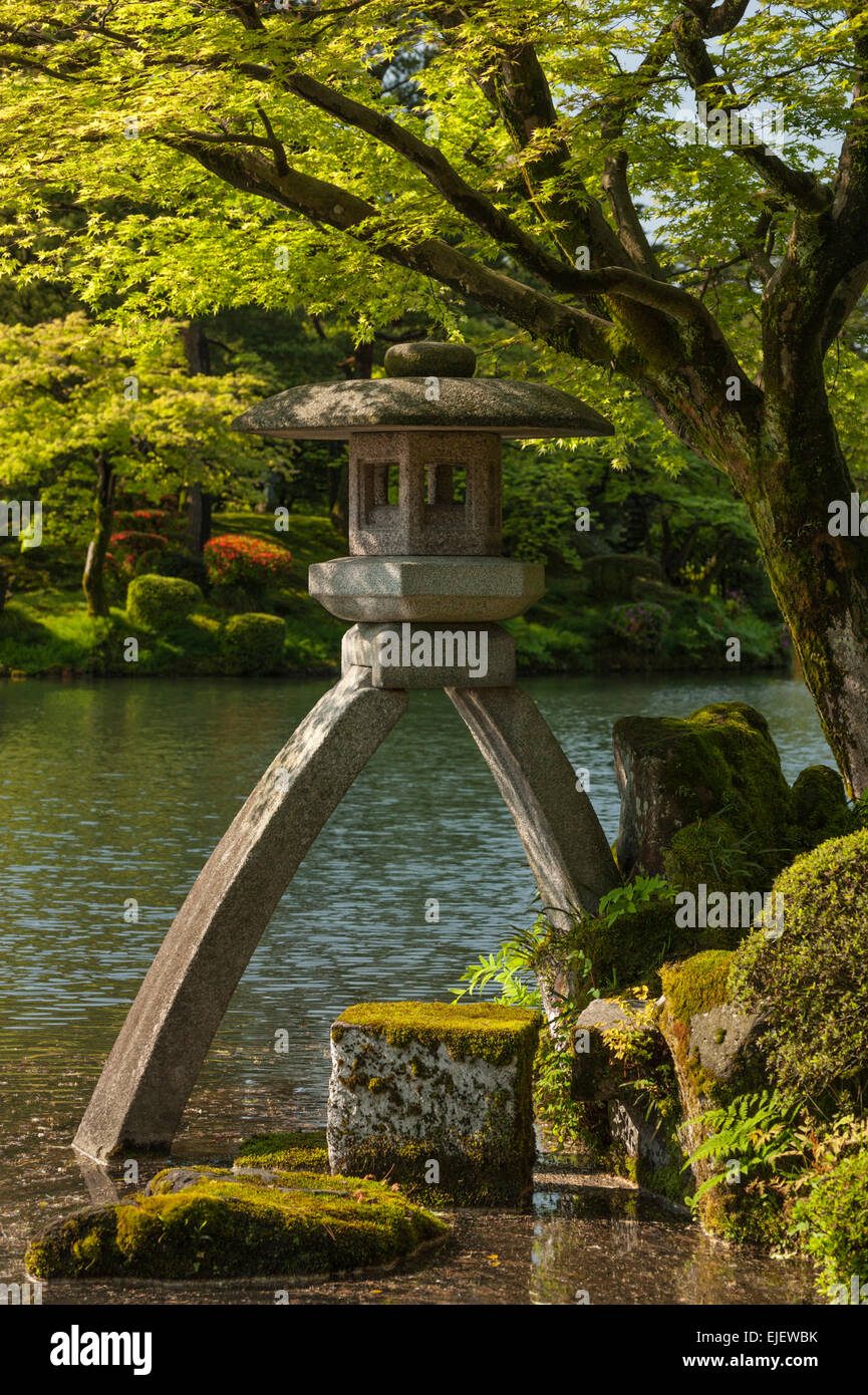 Die atemberaubende und Recht berühmt Kotoji Toro Laterne im Kenrokuen Garten an einem Sommermorgen. Stockfoto