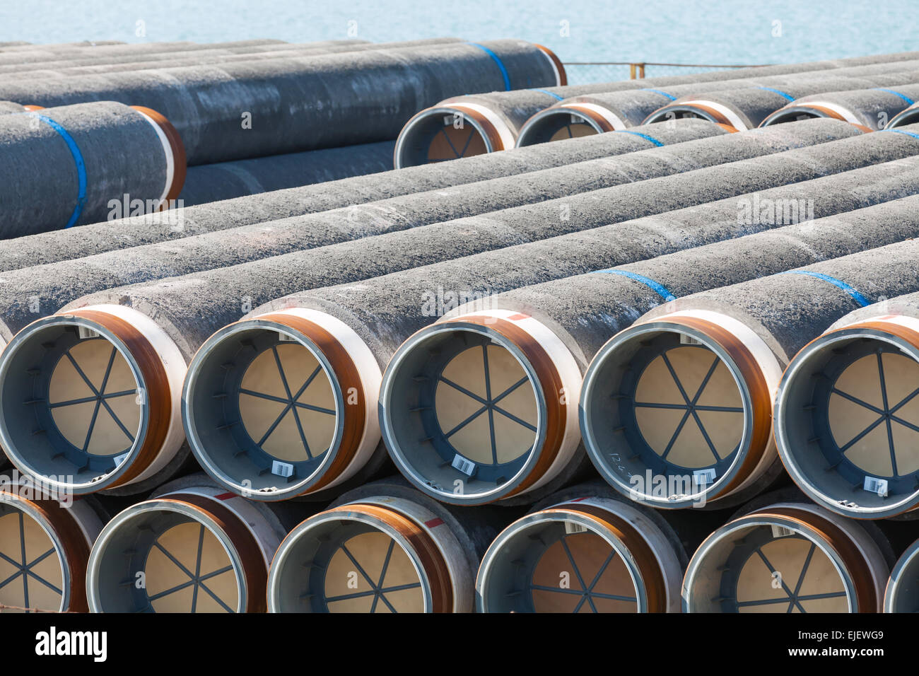 Gestapelte Pipelinerohre lag im Bereich der Lagerung im freien Stockfoto