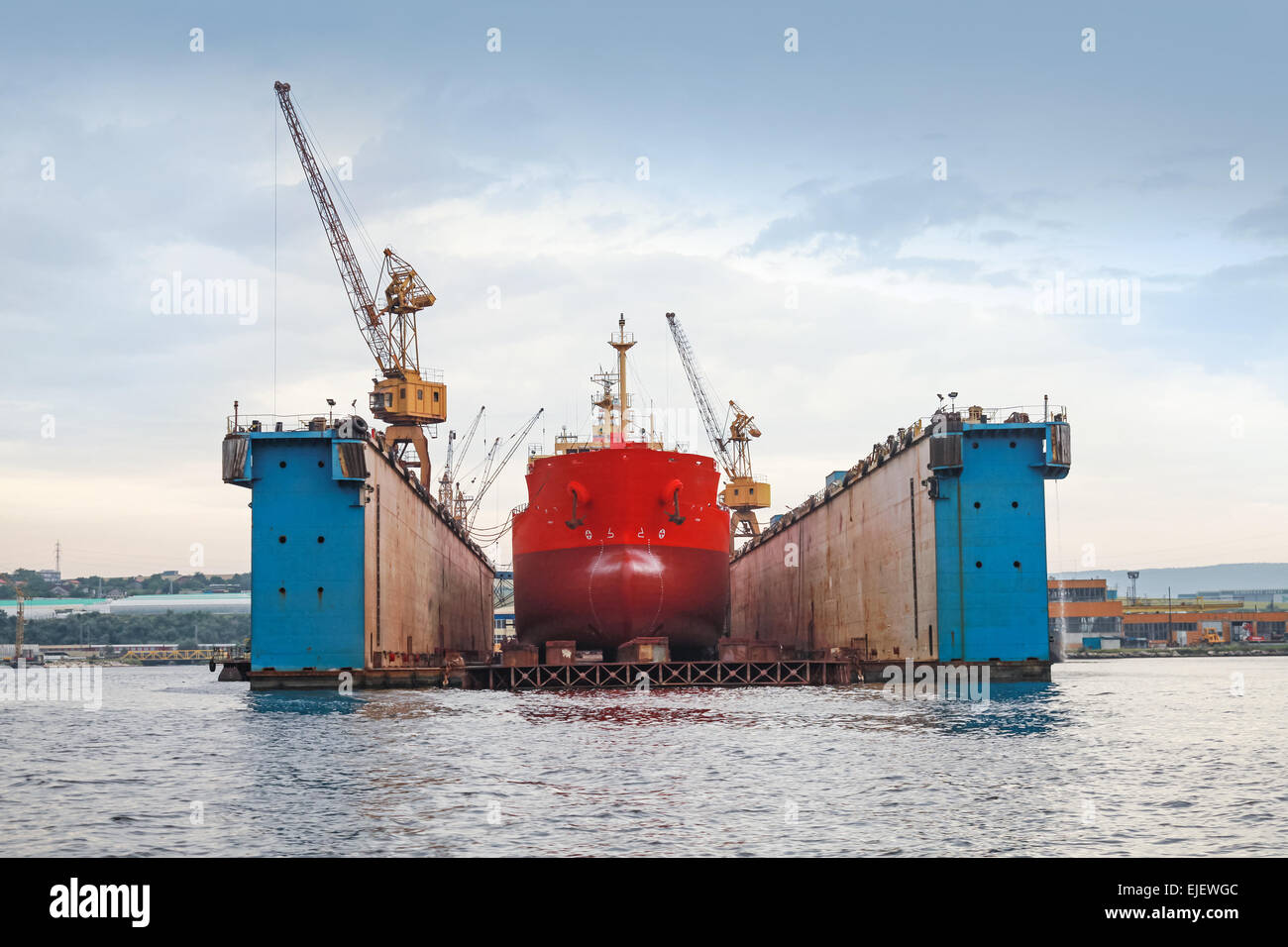 Schwebende blaue Trockendock mit roten Tanker unter Reparatur innen, Frontalansicht Stockfoto