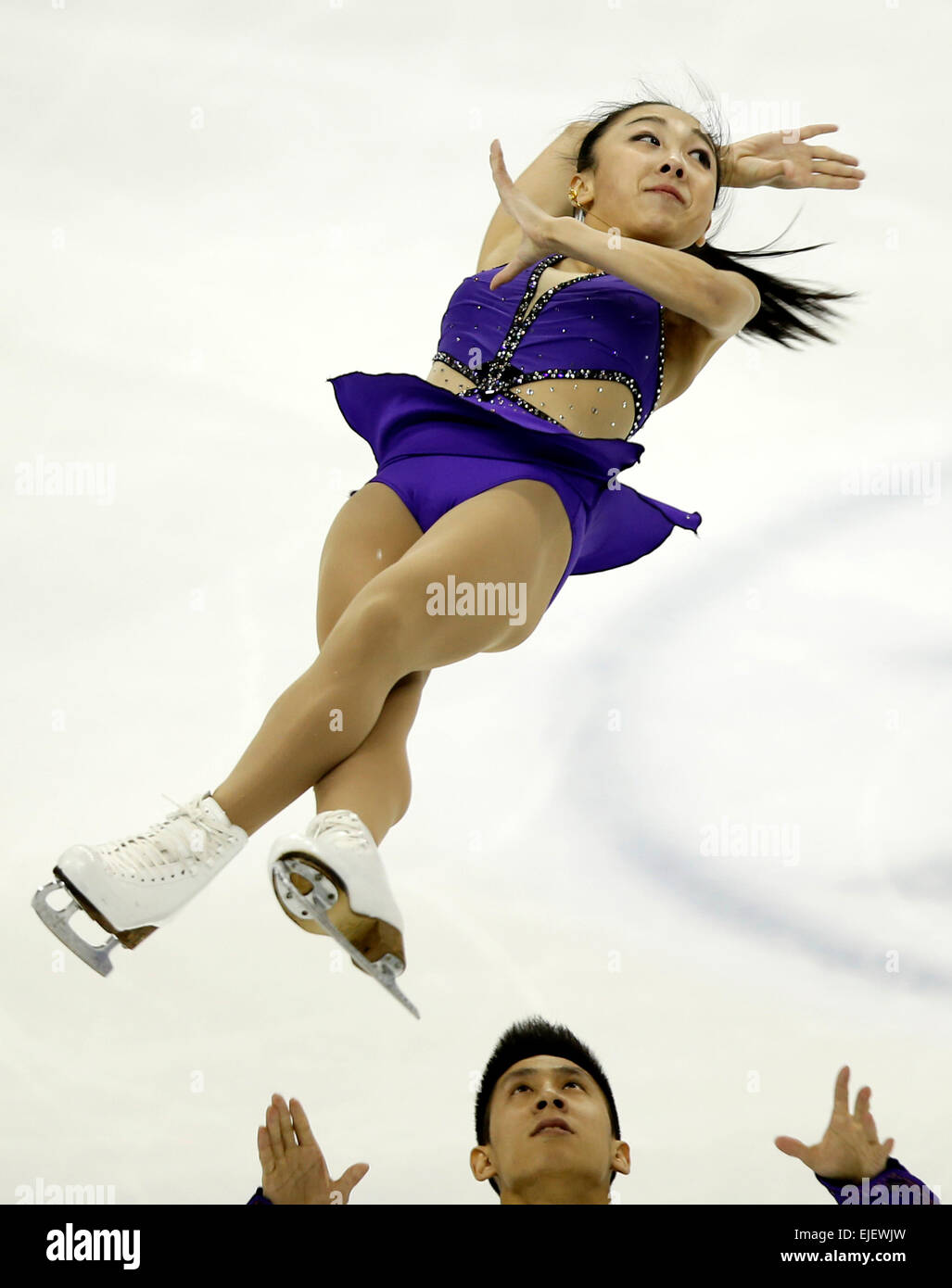 Oriental Sports Center in Shanghai. 25. März 2015. SUI Wenjing und Han Cong von China konkurrieren während der Sitzung der Paare Kurzprogramm ISU World Figure Skating Championships 2015 bei Krone Hallenstadion, Oriental Sports Center in Shanghai, China am 25. März 2015. SUI Wenjing und Han Cong nahmen ihre neue Saison-Bestleistung von Kurzprogramm mit 71,63 Punkte. Bildnachweis: Xinhua/Alamy Live-Nachrichten Stockfoto