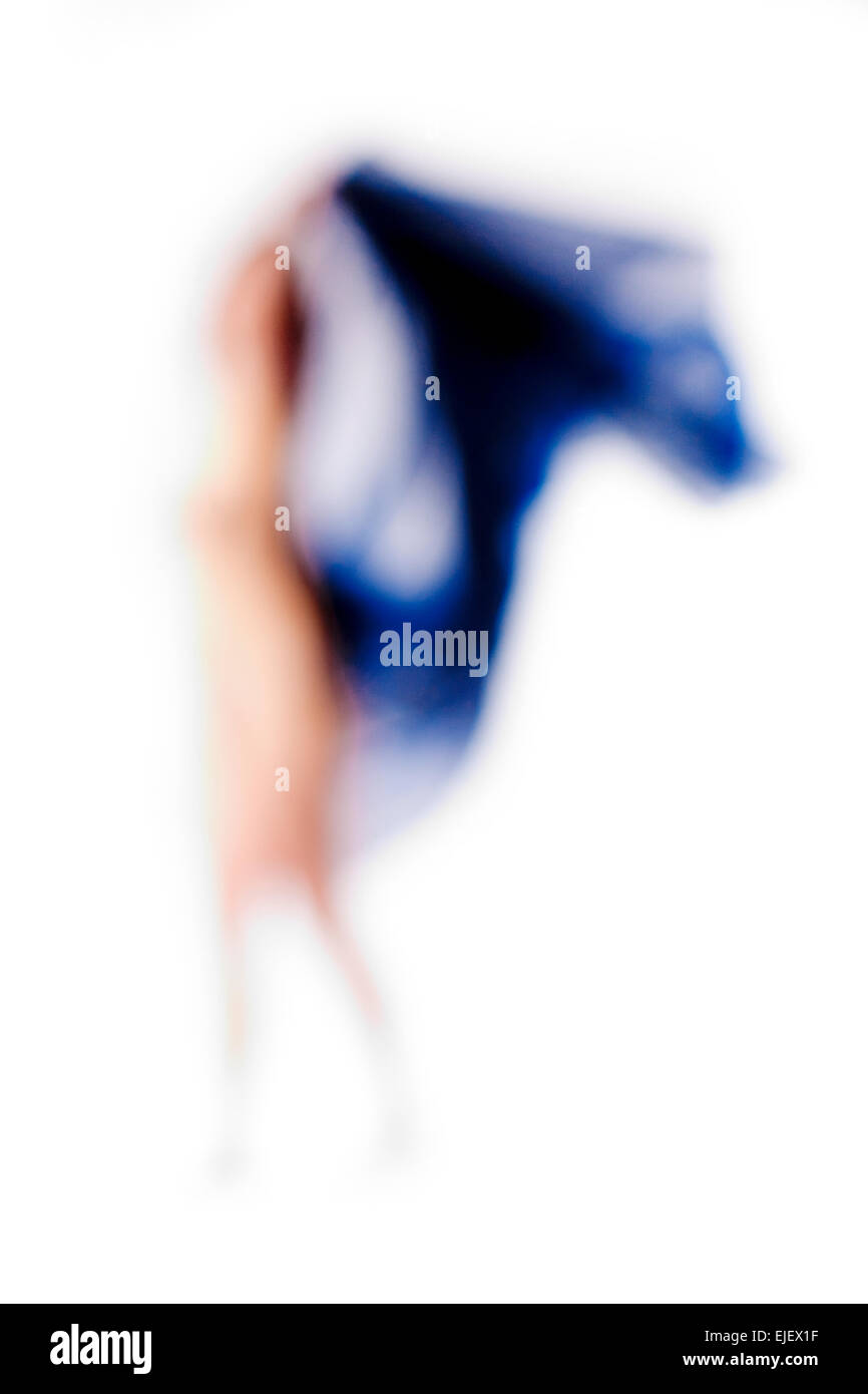 Abstrakte Out of Focus Bild einer Frau mit blauem Tuch Stockfoto