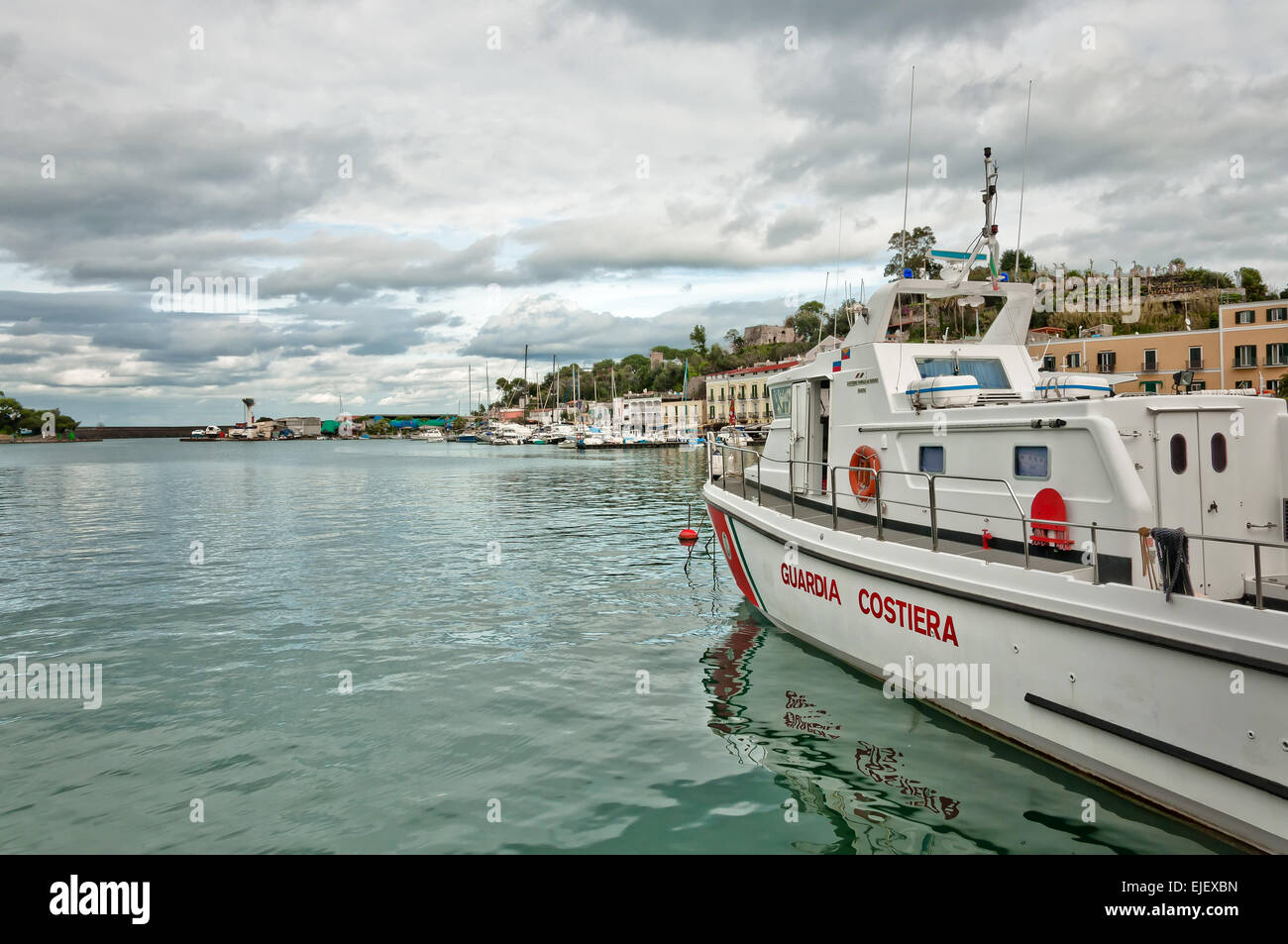 Küstenwache Boot und Hafen auf der Insel Ischia, Italien. Stockfoto