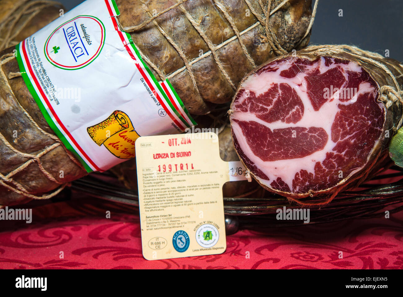 Marche Fermo Tipicità 2015 Messe, Stand mit Salami Ciriaci Lonza von Schweinefleisch Stockfoto
