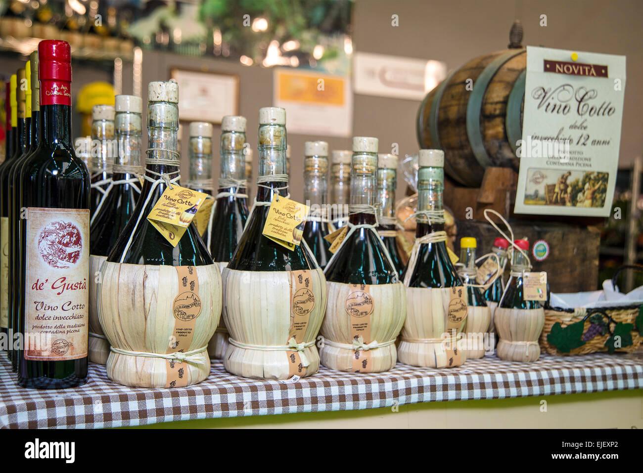 Marche, Fermo, Marche Tipicità, typische 2015, Imbiss-Stand, die feste Agrigola Catalini, handgemachte im Alter Wein im Fass gekocht. Stockfoto