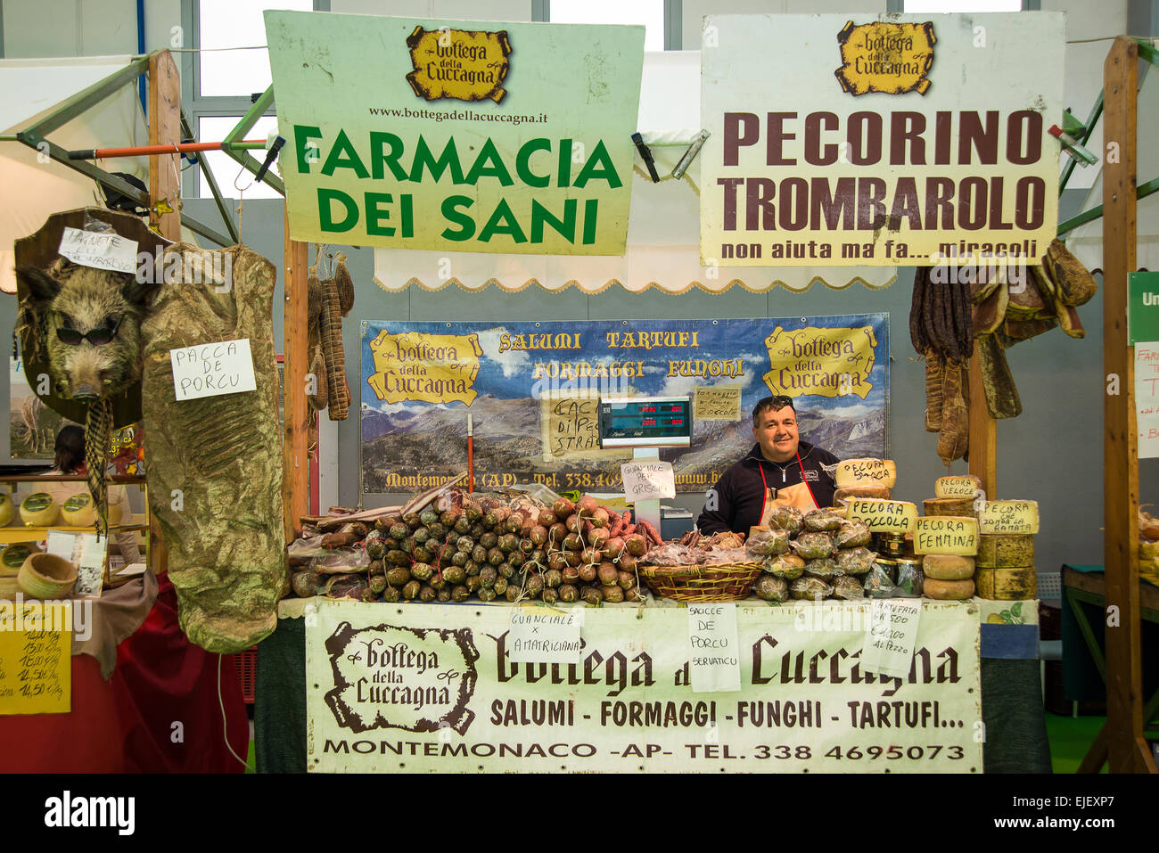 Marche, Fermo, Marche Tipicità, typische 2015, Imbiss-Stand "Bottega della Cuccagna Farmacia dei Sani', Fleisch und Käse aus den Marken Stockfoto