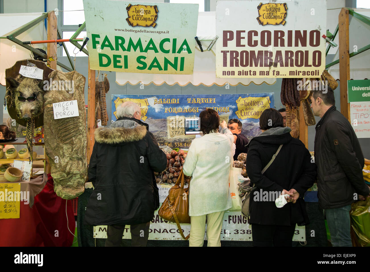 Marche, Fermo, Marche Tipicità, typische 2015, Imbiss-Stand "Bottega della Cuccagna Farmacia dei Sani', Fleisch und Käse aus den Marken Stockfoto