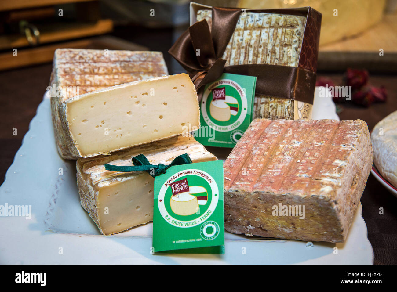 Marche, Fermo, Marche Tipicità, typische 2015 Speisen stehen "Fontegranne" Käse Bio km 0, Frieden Käse aus Milch von Ziege, Schaf und Kuh. Stockfoto