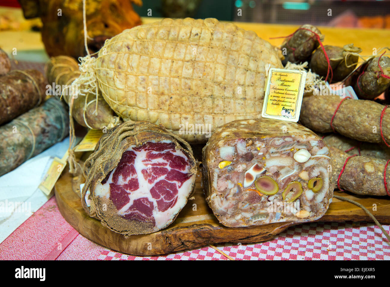 Marche, Fermo, Marche Tipicità, typische 2015 Speisen stehen Land Schwein, Marche DOP Salumi, Coppa, Lonza und Ciauscolo gedrückt gewürzt. Stockfoto