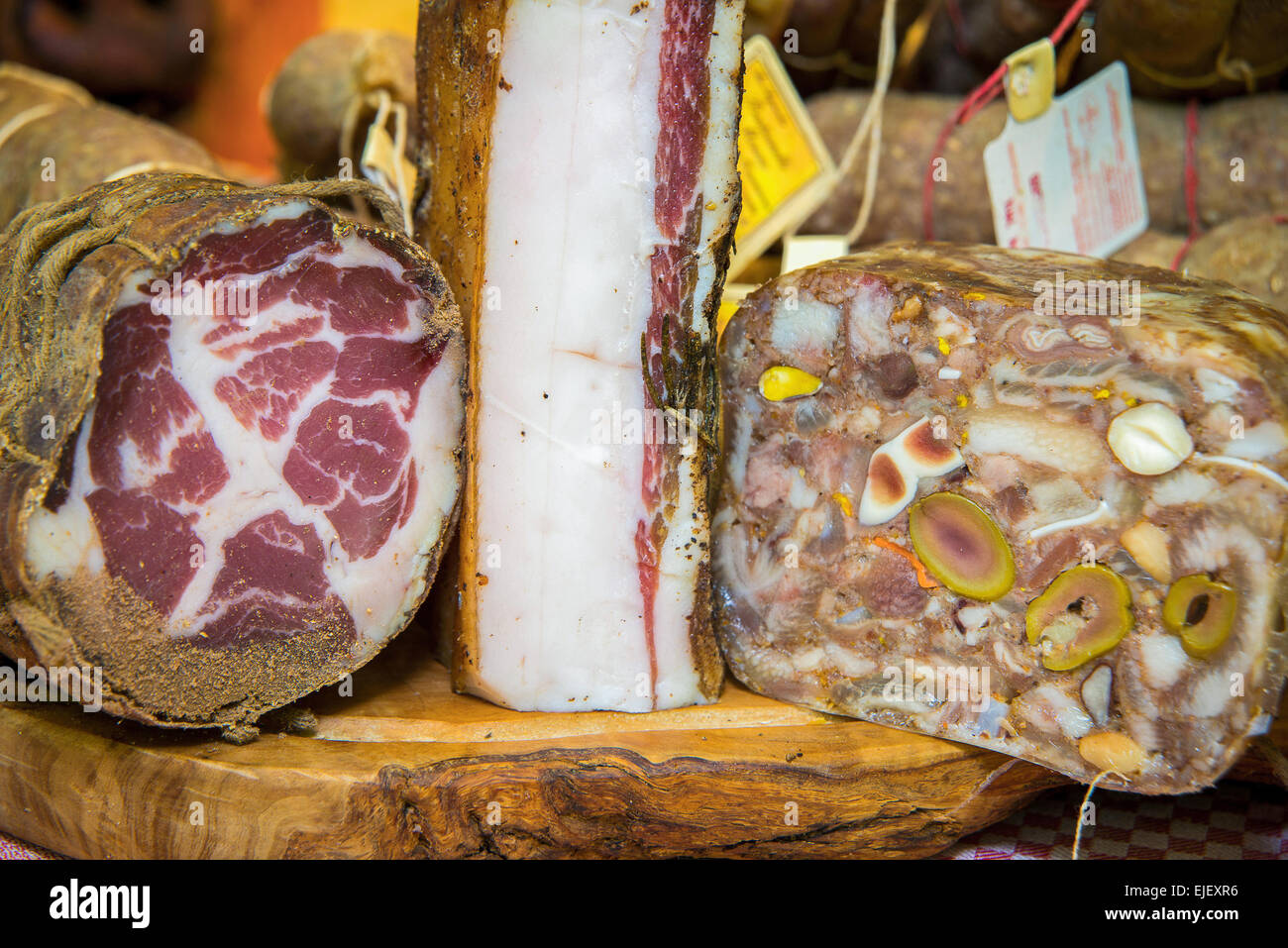 Marche, Fermo, Marche Tipicità, typische 2015 Speisen stehen Land Schwein, Marche DOP Salumi, Coppa, Lonza und Speck. Stockfoto