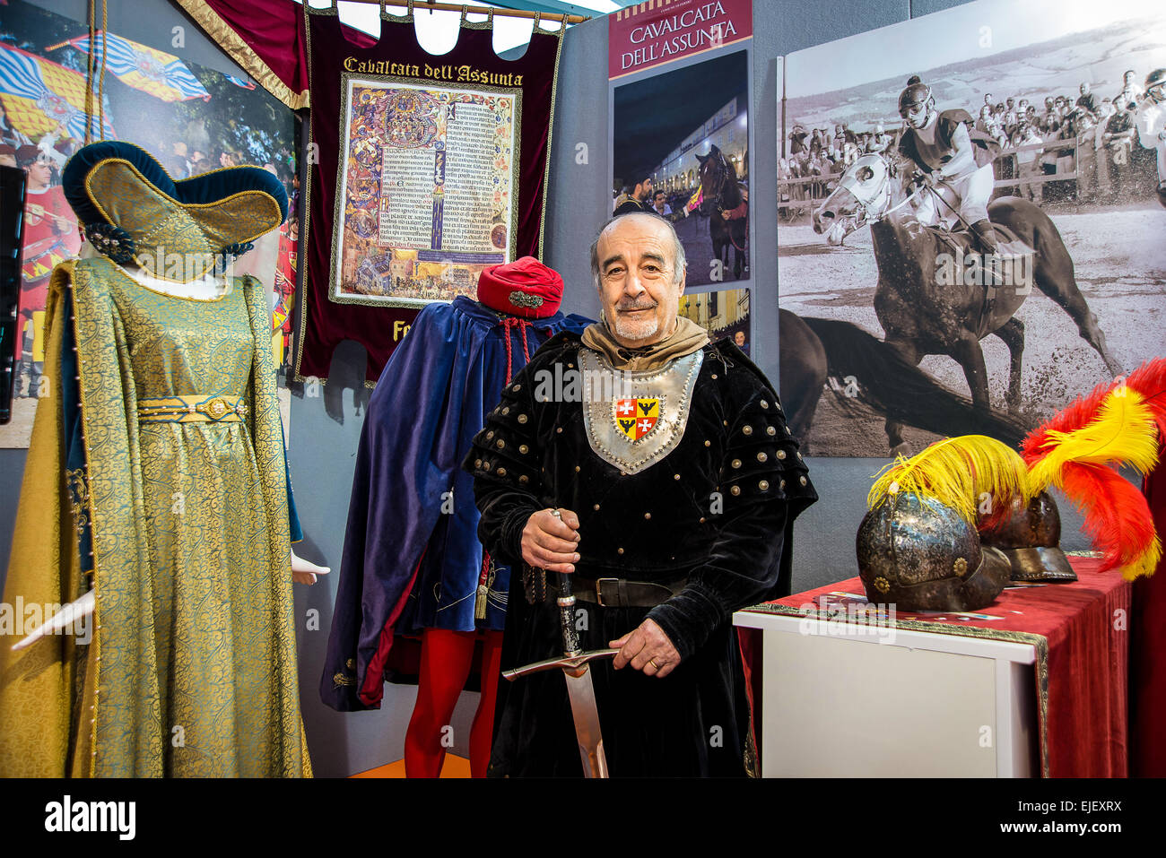 Marche, Fermo, Marche Tipicità, typische 2015, Ritter in mittelalterlicher Tracht von Kavalkade Mariä Himmelfahrt in Fermo. Stockfoto