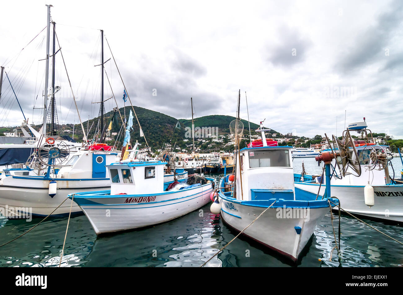 Ischia, Italien - 2. Januar 2014: Boote und Hafen auf der Insel Ischia, Italien. Auf der Insel Ischia liegt in den Golf von Neapel und famo Stockfoto