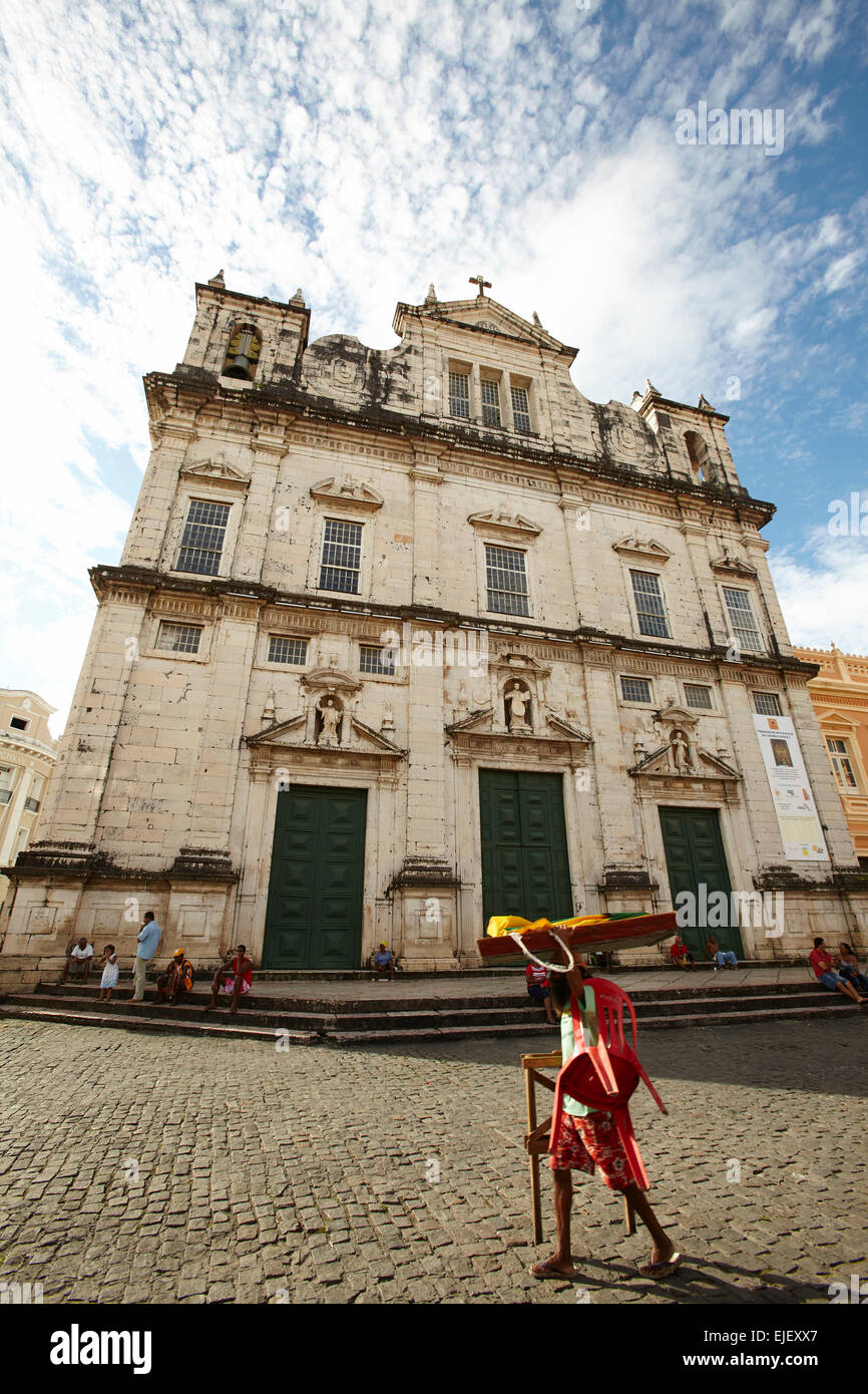 Mann mit Stühlen und ein Tablett mit Essen Kathedrale Basilica de São Salvador auf Pelourinho Viertel Salvador Bahia Brasilien Stockfoto