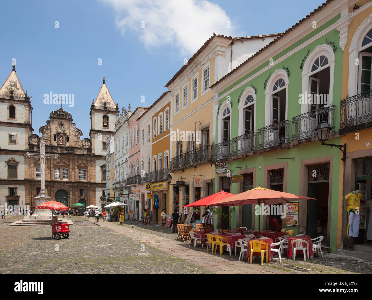 Farbenfrohe Gebäude und Kirche im Hintergrund an einem sonnigen Tag in Pelourinho in Salvador de Bahia Brasilien Stockfoto