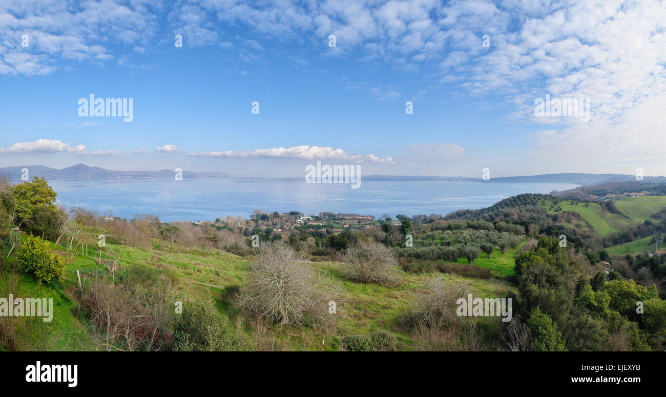 Ganze Ansicht des Sees von Bracciano. Der See ist ein Kratersee vulkanischen Ursprungs und der zweitgrößte See in Latium, Italien. Stockfoto