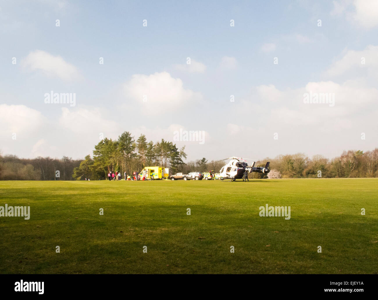 Surrey, UK. 24. März 2015. Kent, Surrey und Sussex Air Ambulance angekommen in Effingham Golf Club in der Nähe von Guildford, Uk ca. 10:00 am Mittwochmorgen 25. März 2015. Ein Spieler hatte erkrankt während Out für ein Spiel an einem sonnigen Morgen. Die Ersthelfer des Vereins konnten Hilfestellung zu geben, während warten auf die Ankunft der Sanitäter auf der Straße vor der Air Ambulance die Szene kennenlernen. Die Air Ambulance betreibt zwei MD902 Explorer-Hubschrauber. Bildnachweis: Graham Johns/Alamy Live-Nachrichten Stockfoto