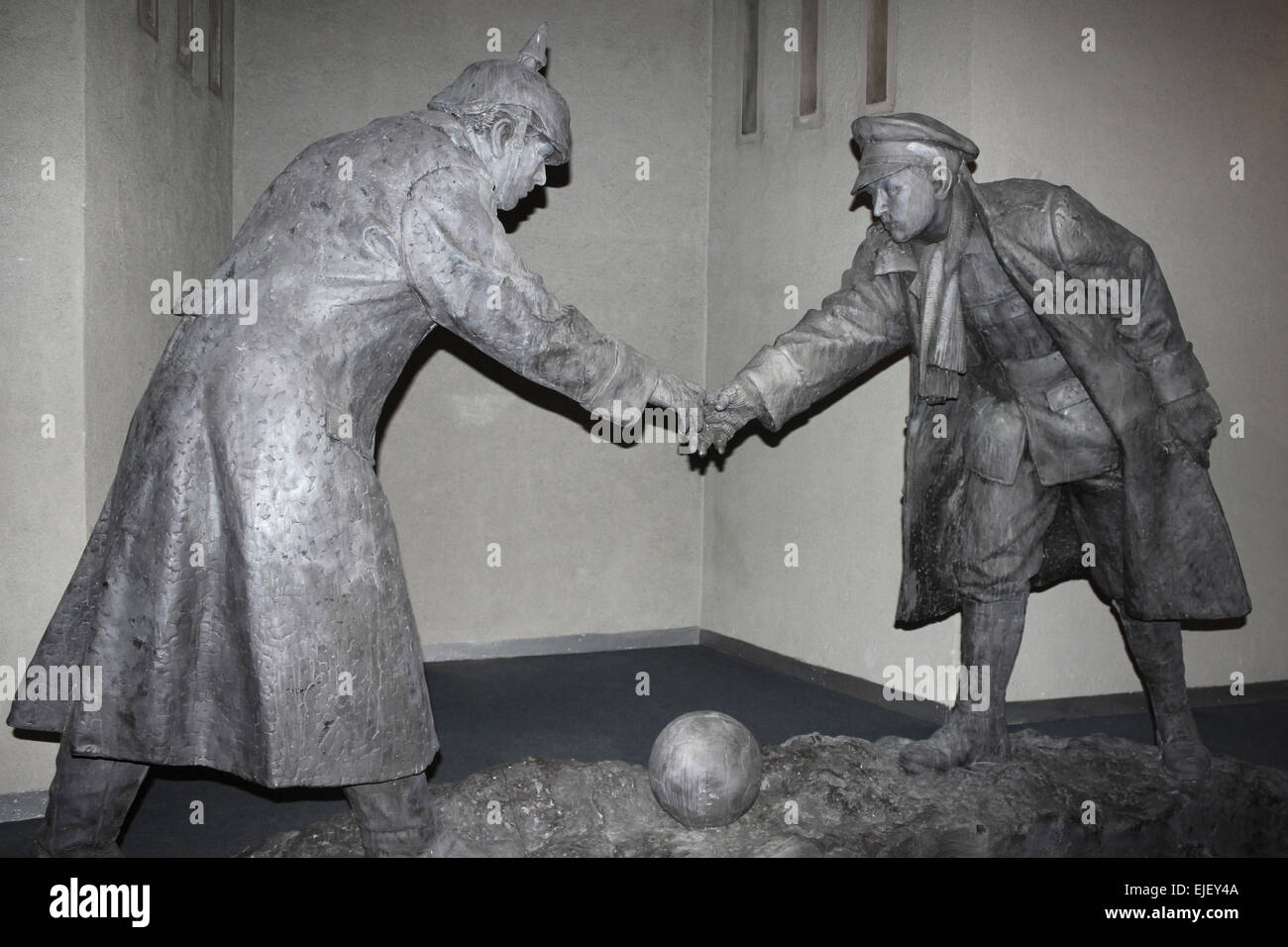 Skulptur, Erfassung der Moment britischen und deutschen Soldaten aufgehört zu kämpfen und spielte Fußball auf Weihnachten 1914 Stockfoto Skulptur, Erfassung der Moment britischen und deutschen Soldaten aufgehört zu kämpfen und spielte Fußball auf Weihnachten 1914 Stockfoto