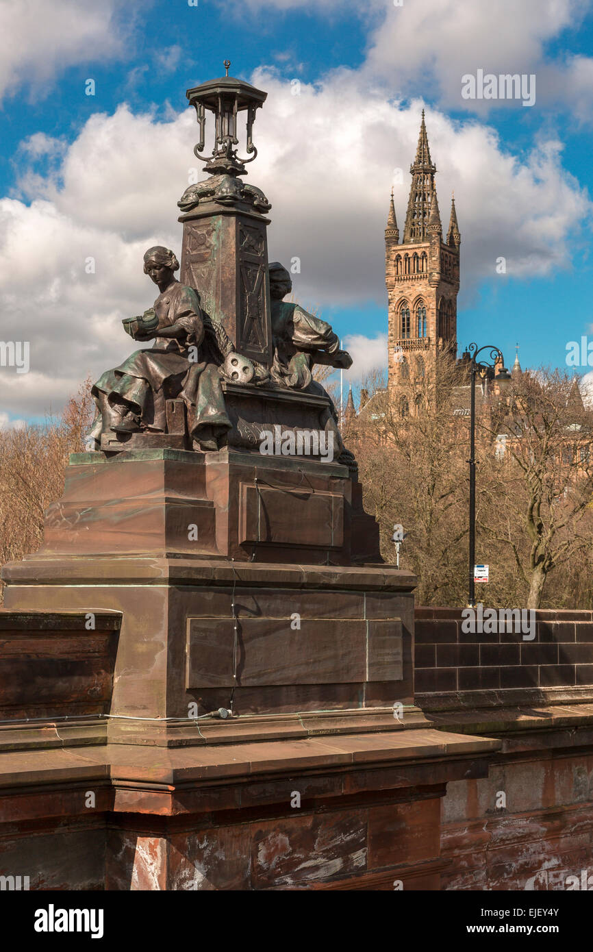 Kelvin Brücke mit Blick auf Glasgow Gilbert Scott Universitätsgebäude, Glasgow, Schottland, UK Stockfoto