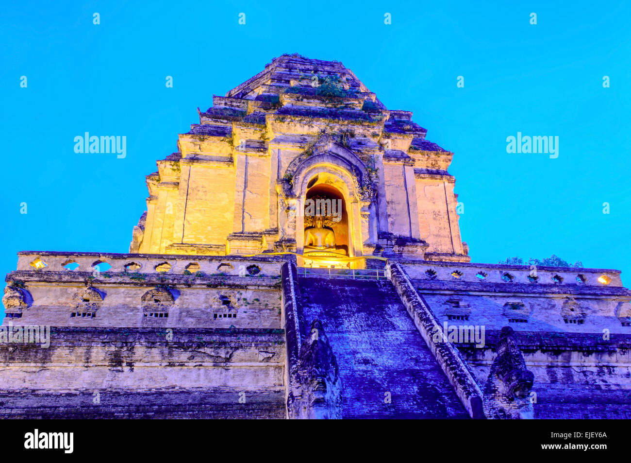 Die riesigen alten Pagoga und blauen Himmel bei Wat Thad Luang, Thailand. Stockfoto