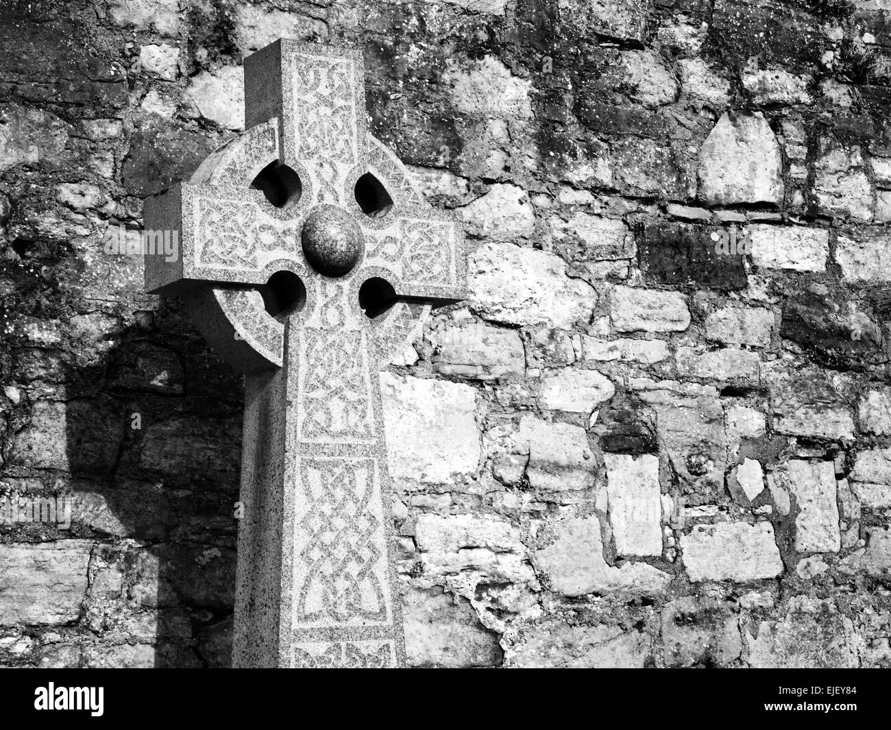 Keltisches Kreuz gegen eine Steinmauer auf dem Friedhof von der Kathedrale St. Andrews Fife Schottland Stockfoto